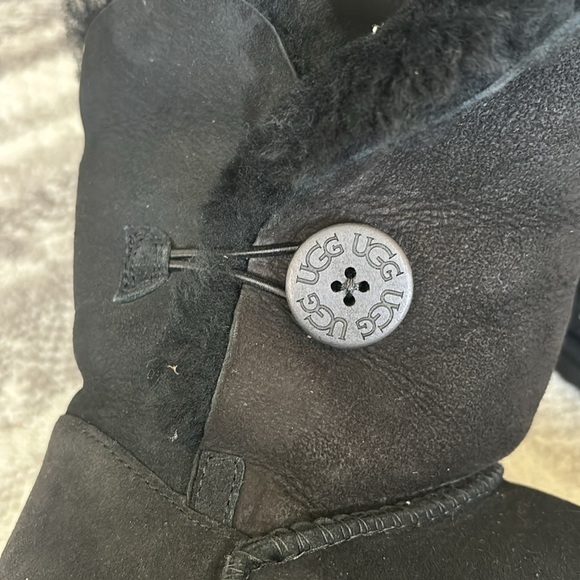 UGG Australia Black Bailey Button II Short Boots size 9 - Picture 2 of 9